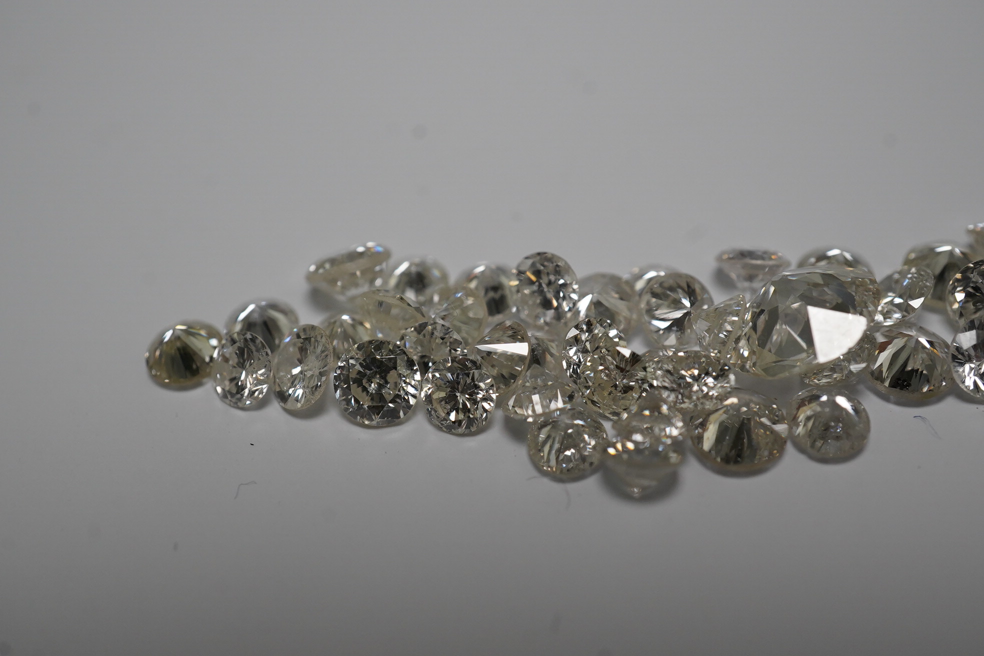 A quantity of assorted unmounted round brilliant cut diamonds